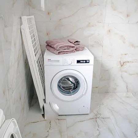 Brend New One Bedroom Penthouse 아파트